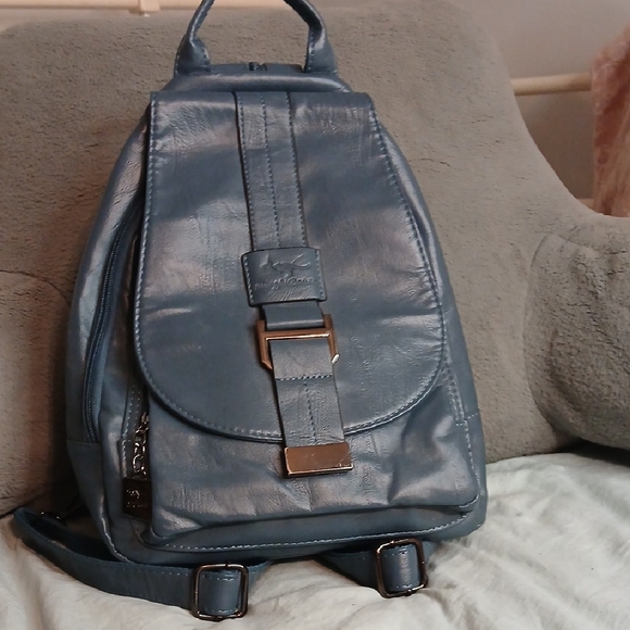 blue leather backpack wholesale Track 17 Inch Classic Navy from commute to weekend plans Wholesale GF0572 GENUINE ITALIAN LEATHER